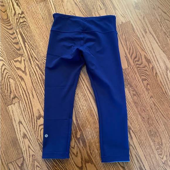 Size 6 Lululemon reversible blue cropped leggings - Picture 2 of 5